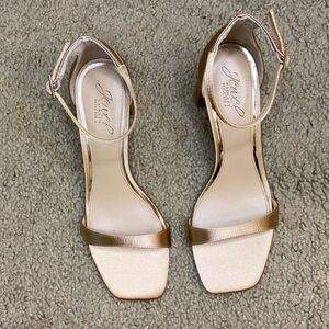 NWB Jewel Badgley Mischka Gold Ankle Strap Block Heel Sandals Size 7